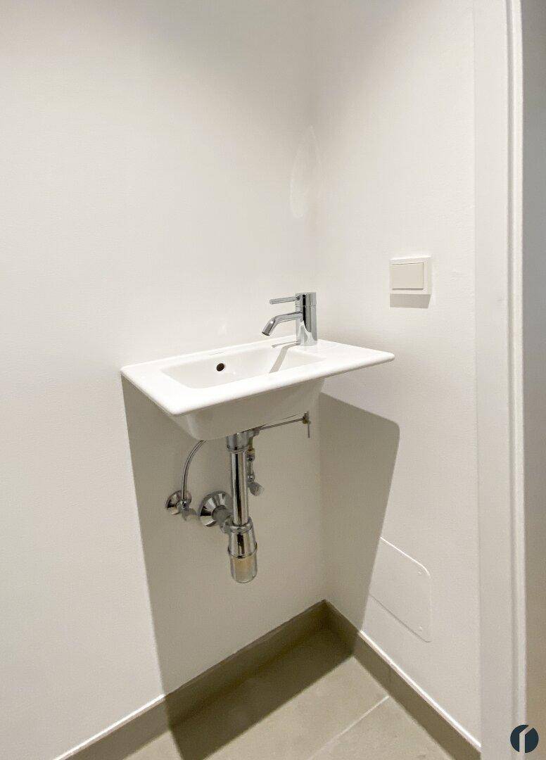 separates WC mit Handwaschbecken