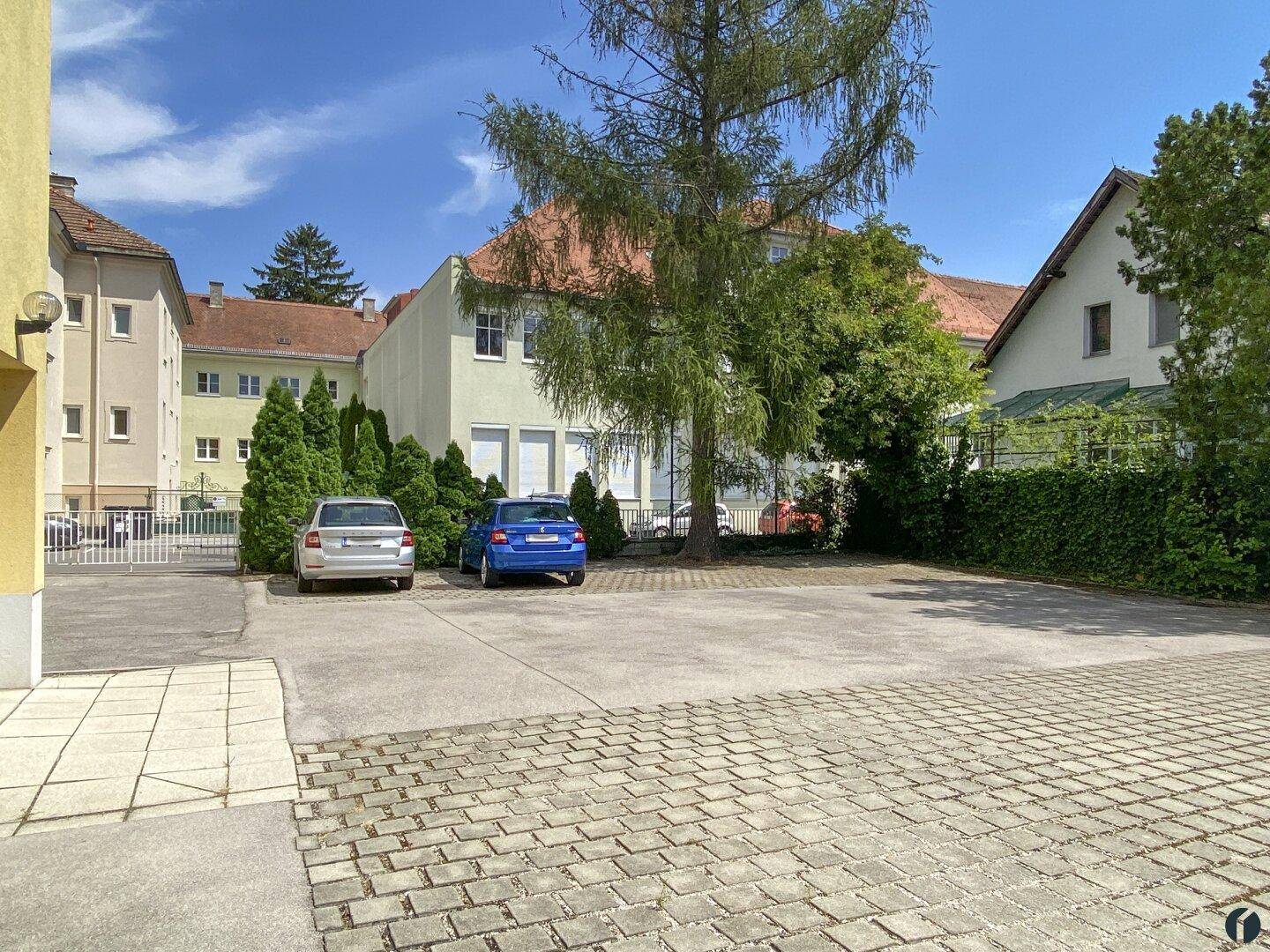 Parkplatz hofseitig