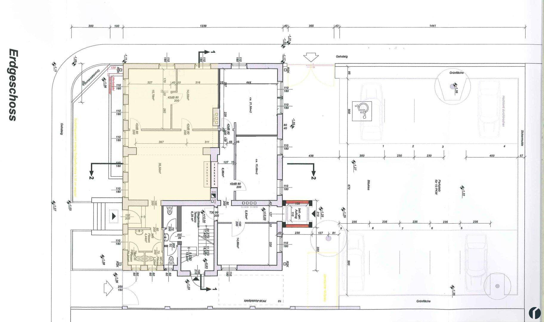 Detaillierter Grundriss des Erdgeschosses mit Raumaufteilung und Bemaßungen für eine Immobilie.