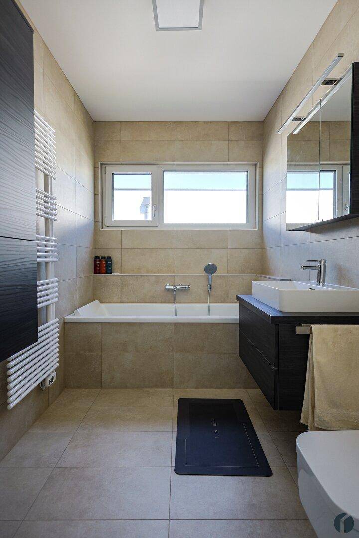 1. Badezimmer im OG mit Badewanne und WC