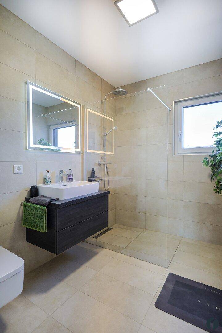 2. Badezimmer im OG mit Walk-in Dusche und WC