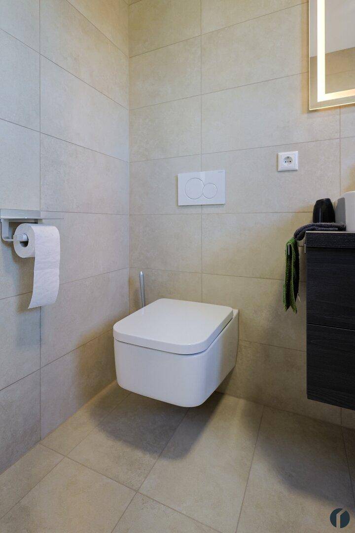 2. Badezimmer im OG mit Walk-in Dusche und WC