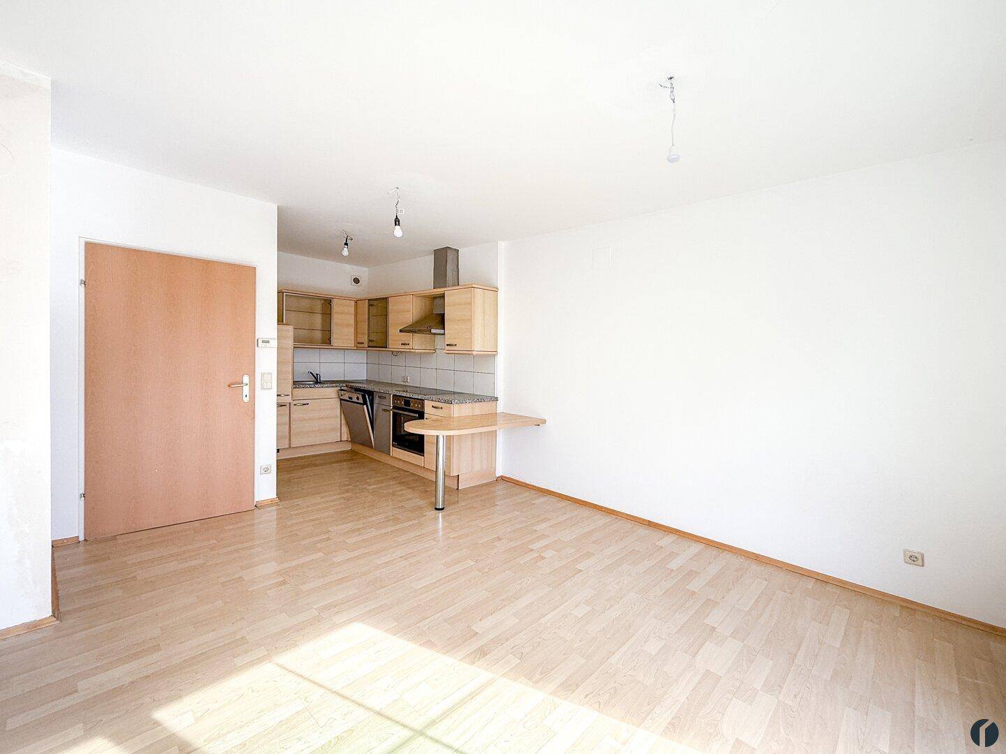 Wohnzimmer mit offener Küche