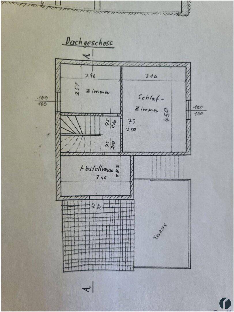 Grundriss des Dachgeschosses mit Schlafzimmer, Zimmer, Abstellraum und Terrasse.