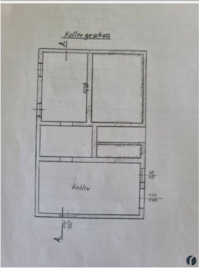 Grundriss des Kellergeschosses mit mehreren Räumen und Stauraum.