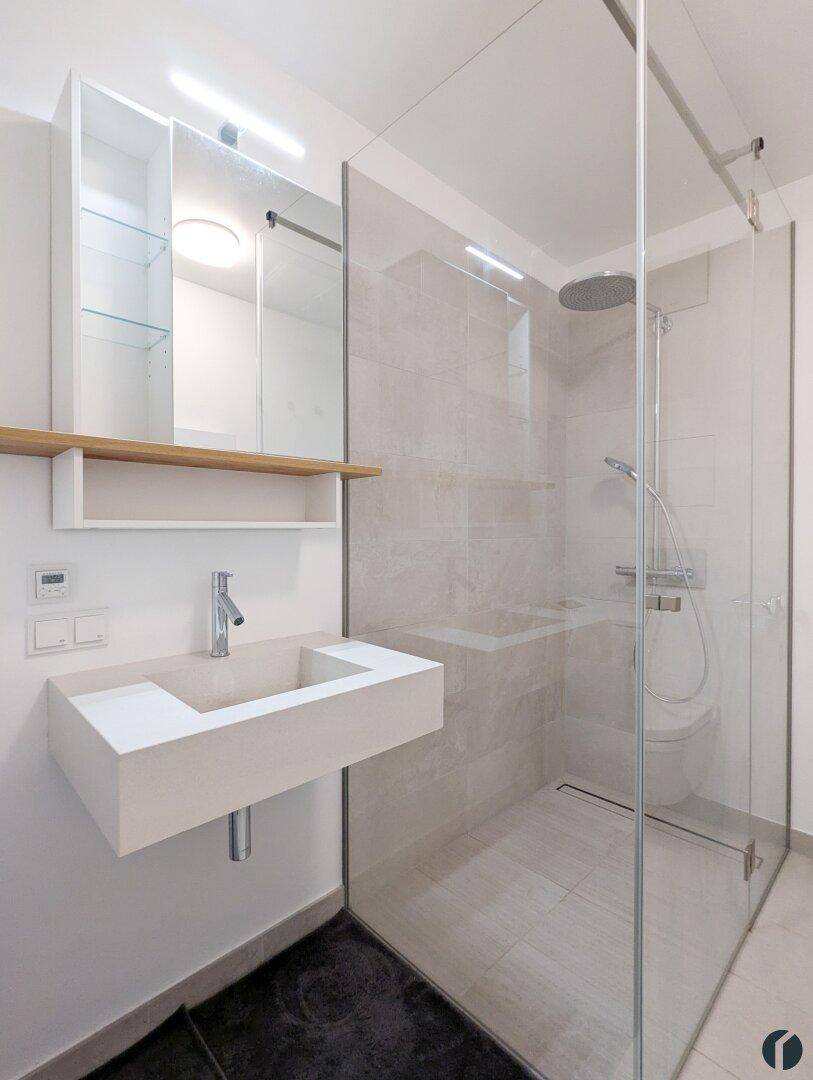Walk-In-Dusche mit 2 Brausen