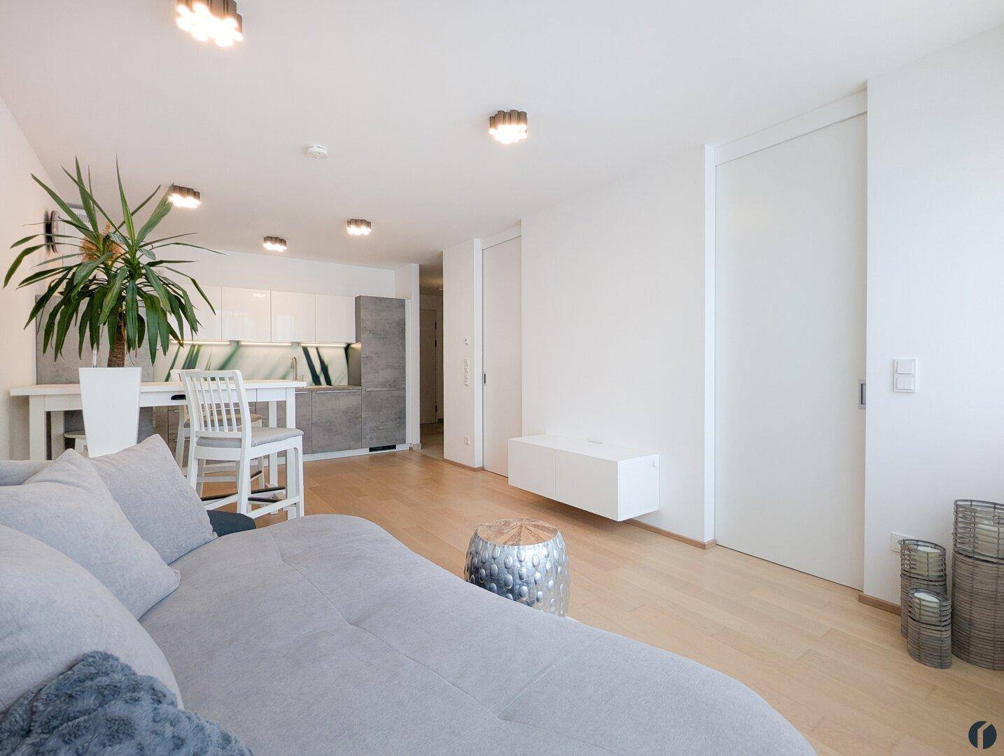 2 Schiebetüren zum Schlafzimmer