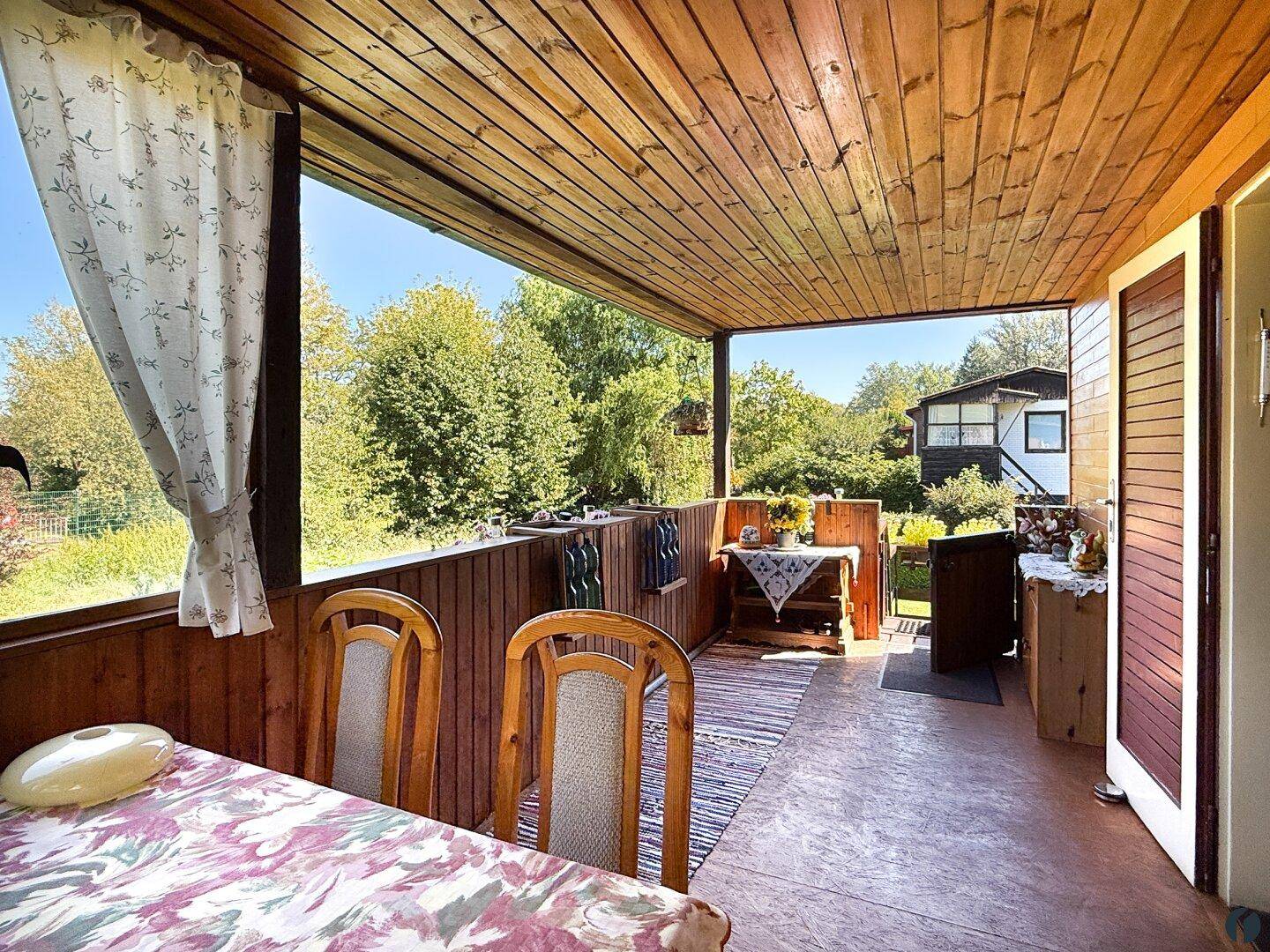 große Loggia mit Teilverglasung