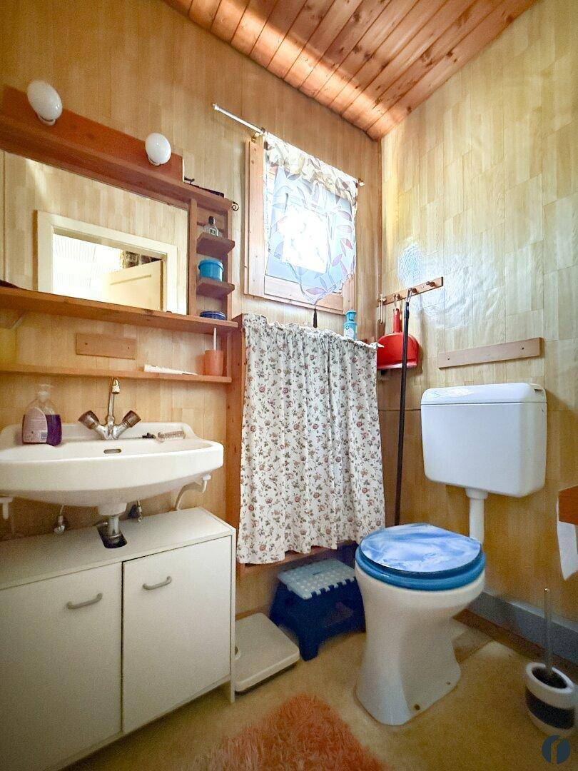 WC und Waschbecken im OG