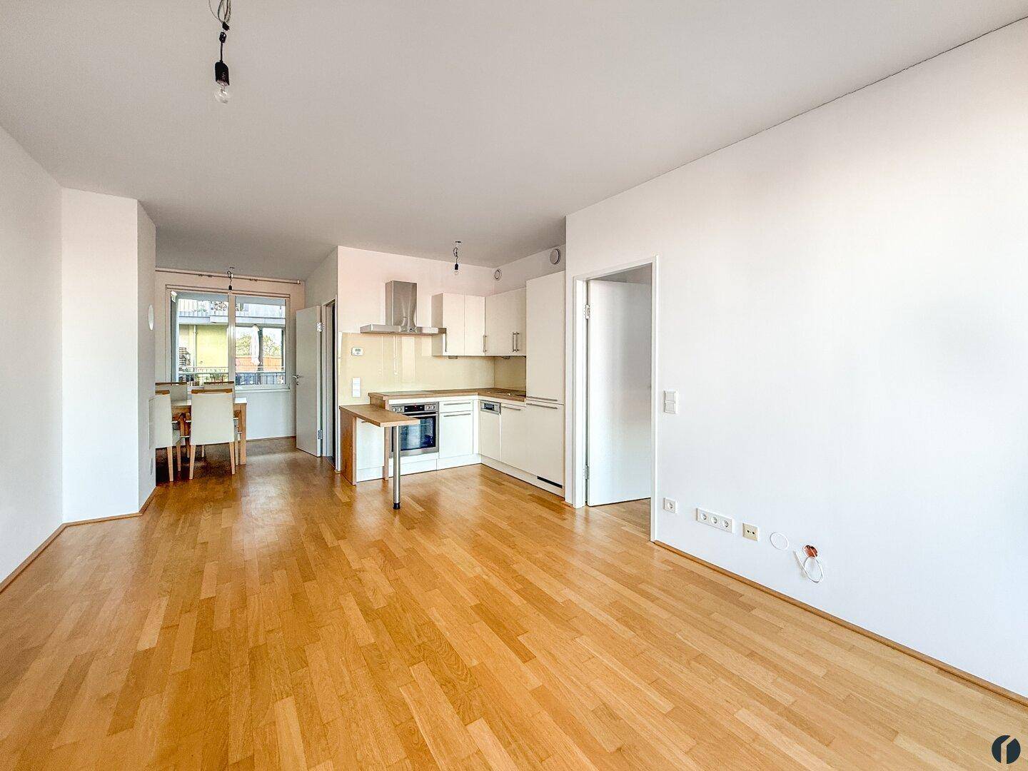Wohnzimmer mit offener Küche