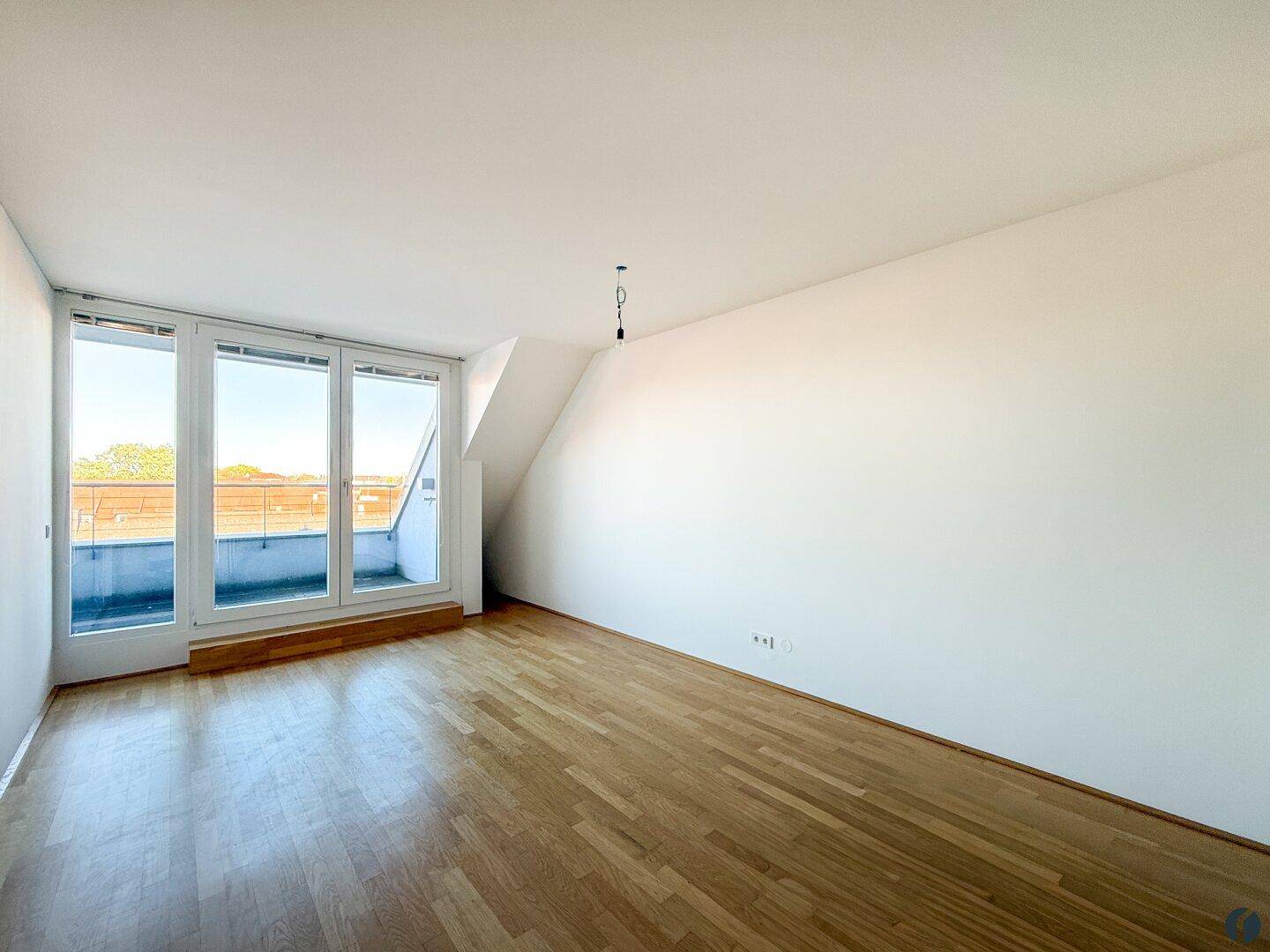 Wohnraum mit Ausgang auf den Balkon