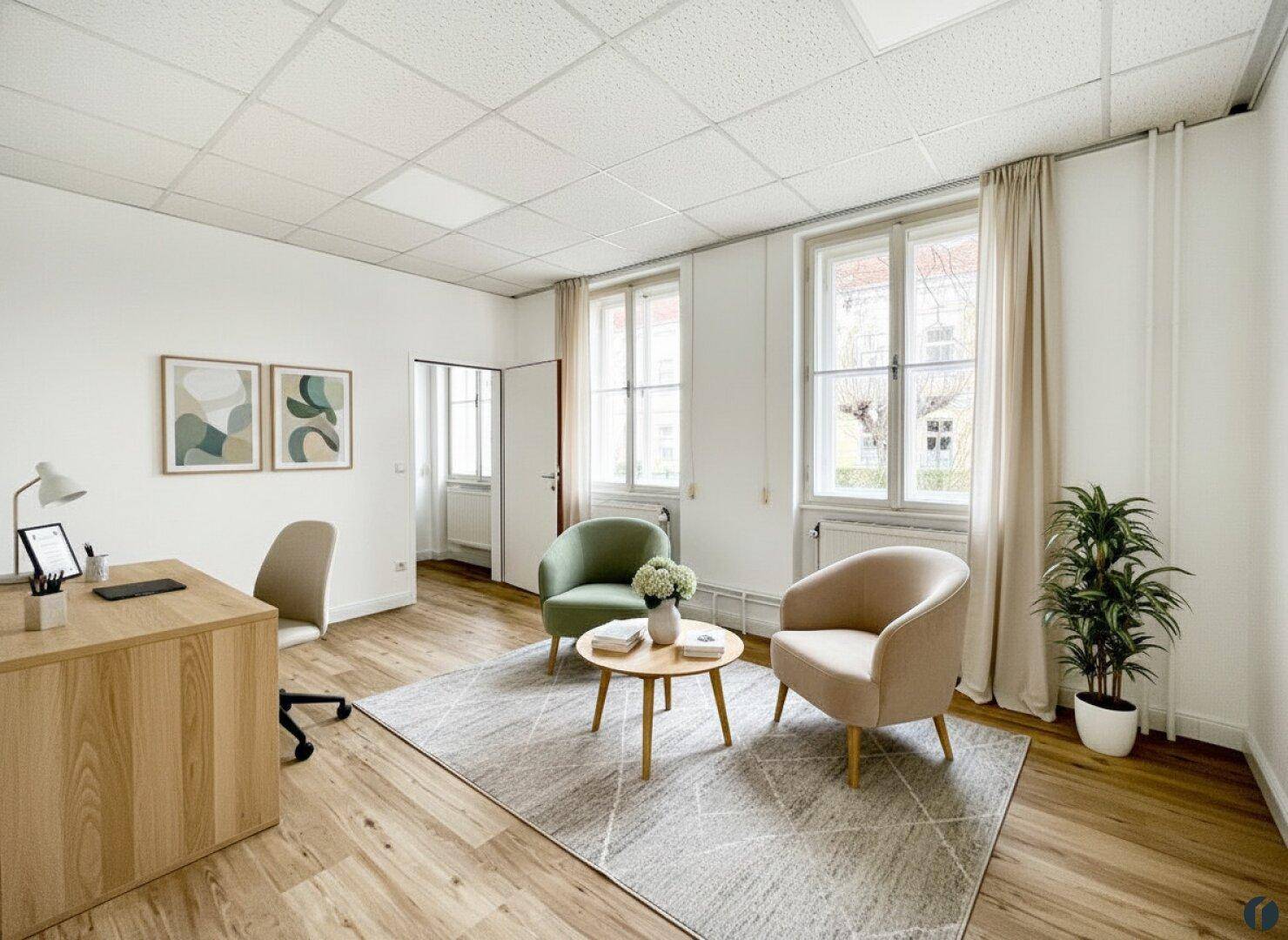 Helles und freundliches Büro mit Holzboden, großen Fenstern und gemütlicher Sitzecke.