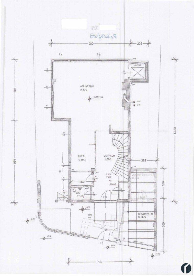 Grundriss des Erdgeschosses mit Wohnraum, Küche und Vorraum.