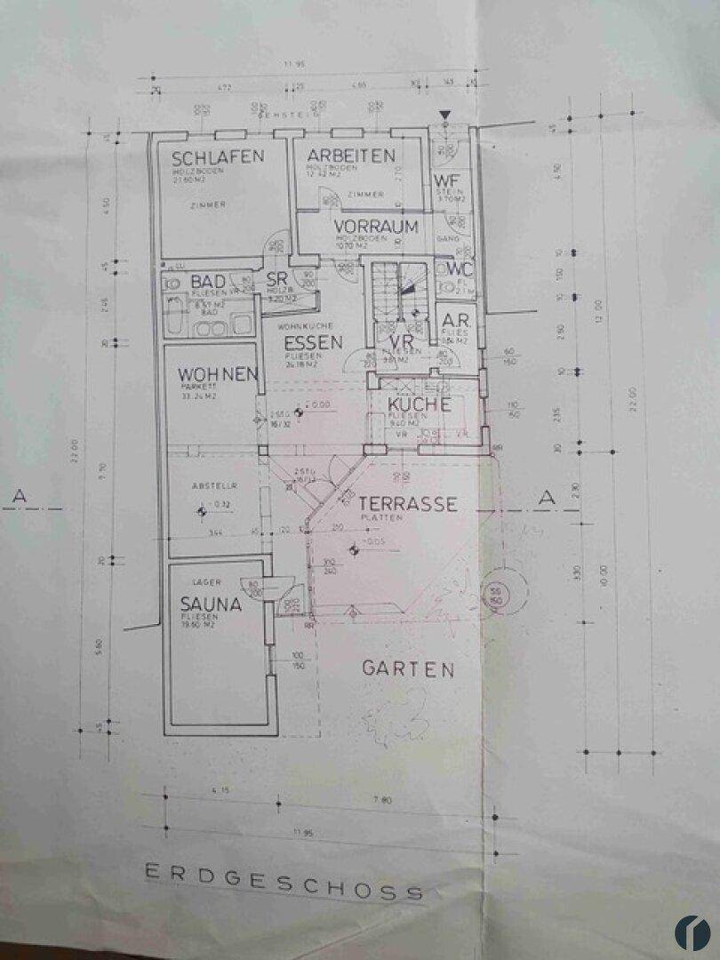 Grundriss des Erdgeschosses mit Schlafzimmer, Arbeitszimmer, offener Küche und Terrasse.