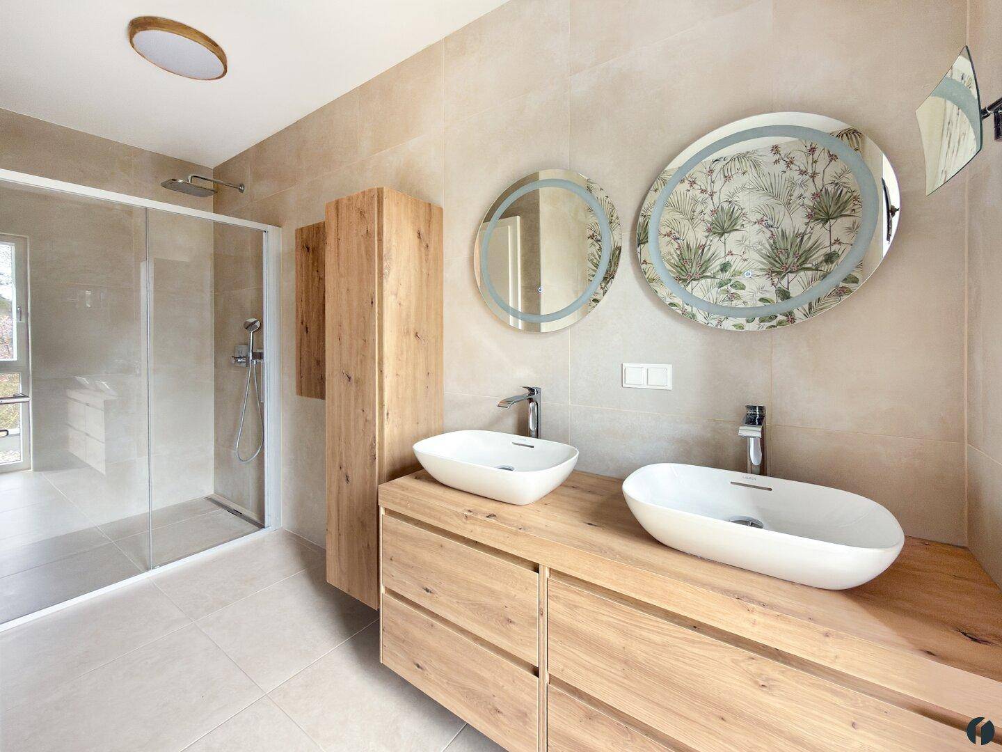Modernes Badezimmer mit Doppelwaschbecken, begehbarer Dusche und großen Fliesen.