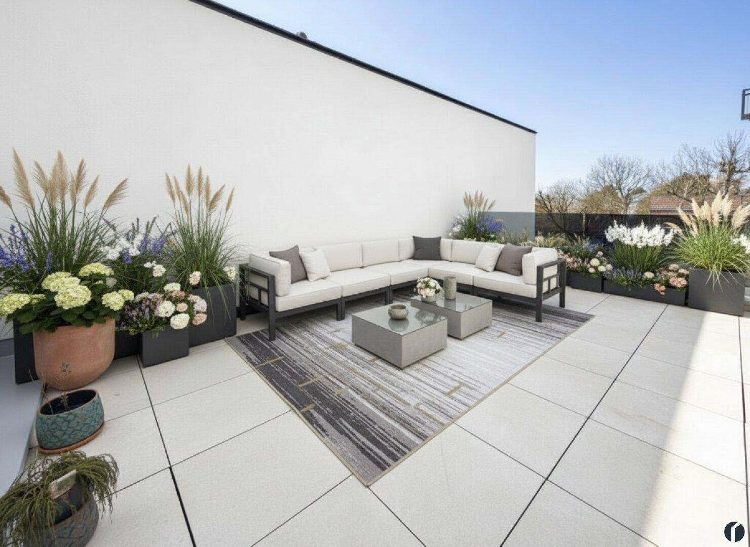 Große Dachterrasse mit modernen Gartenmöbeln und Pflanzen in dekorativen Kübeln.