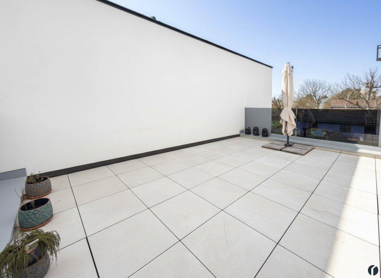 Geräumige Dachterrasse mit Fliesenboden und viel Platz für individuelle Gestaltung.