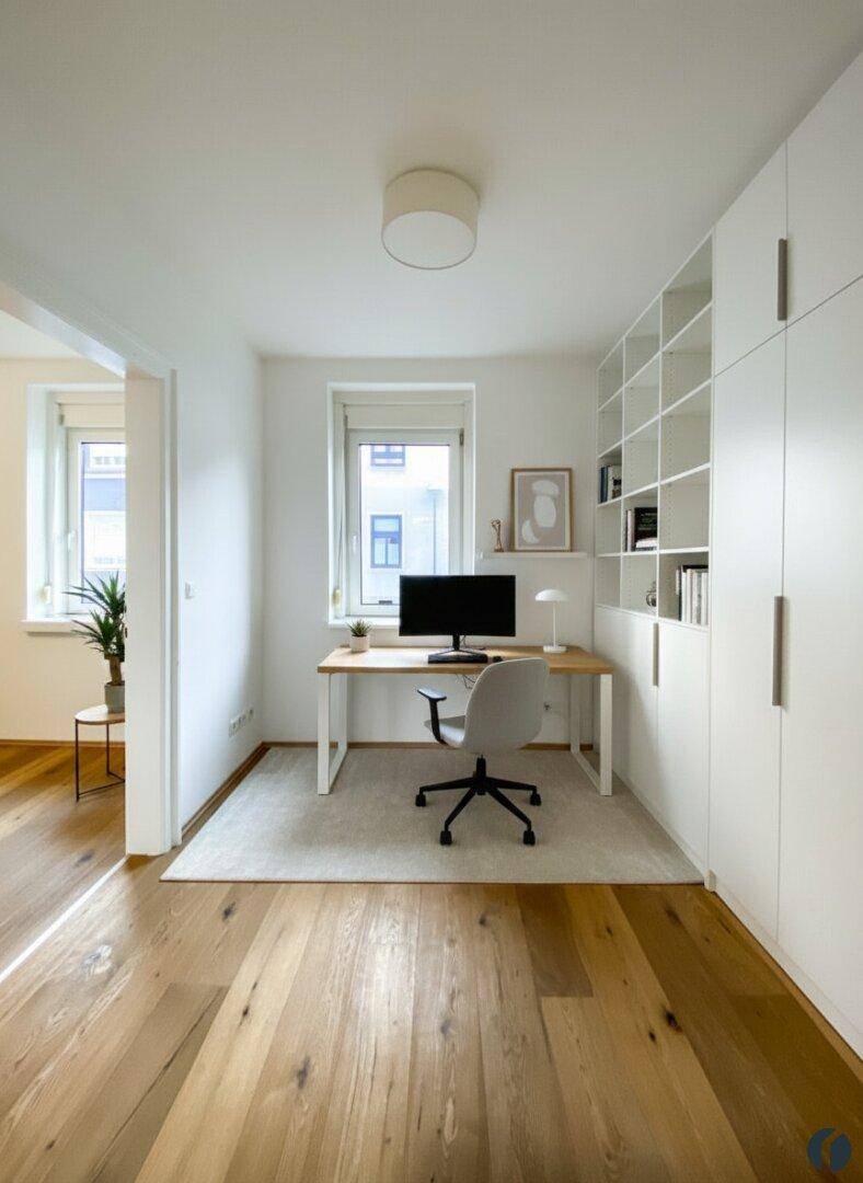 Modernes Heimbüro mit Holzboden, Schreibtisch und weißen Einbauschränken für Stauraum.