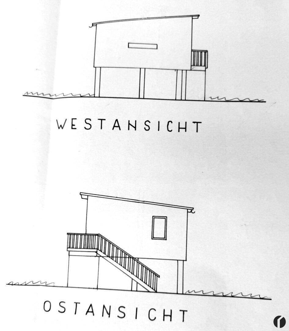 West- und Ostansicht des Gebäudes mit Balkon und Außentreppe.