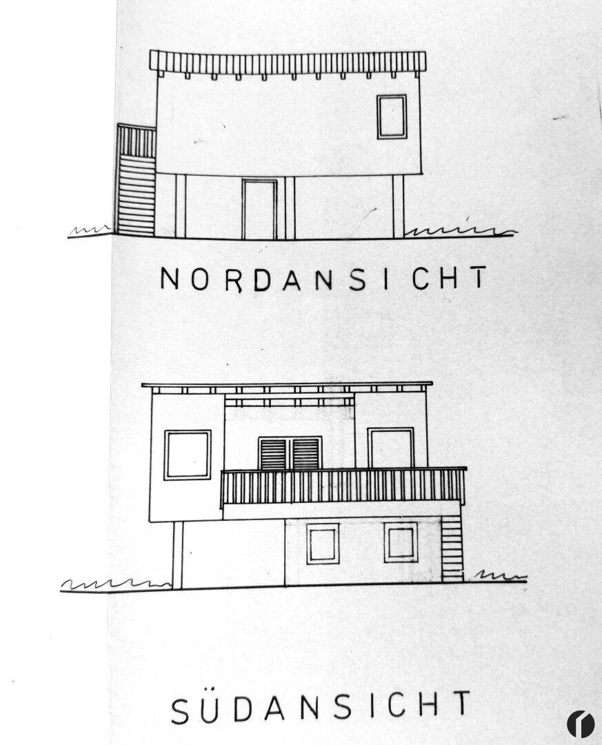 Nord- und Südansicht des Hauses mit Fensteranordnung und Balkon.