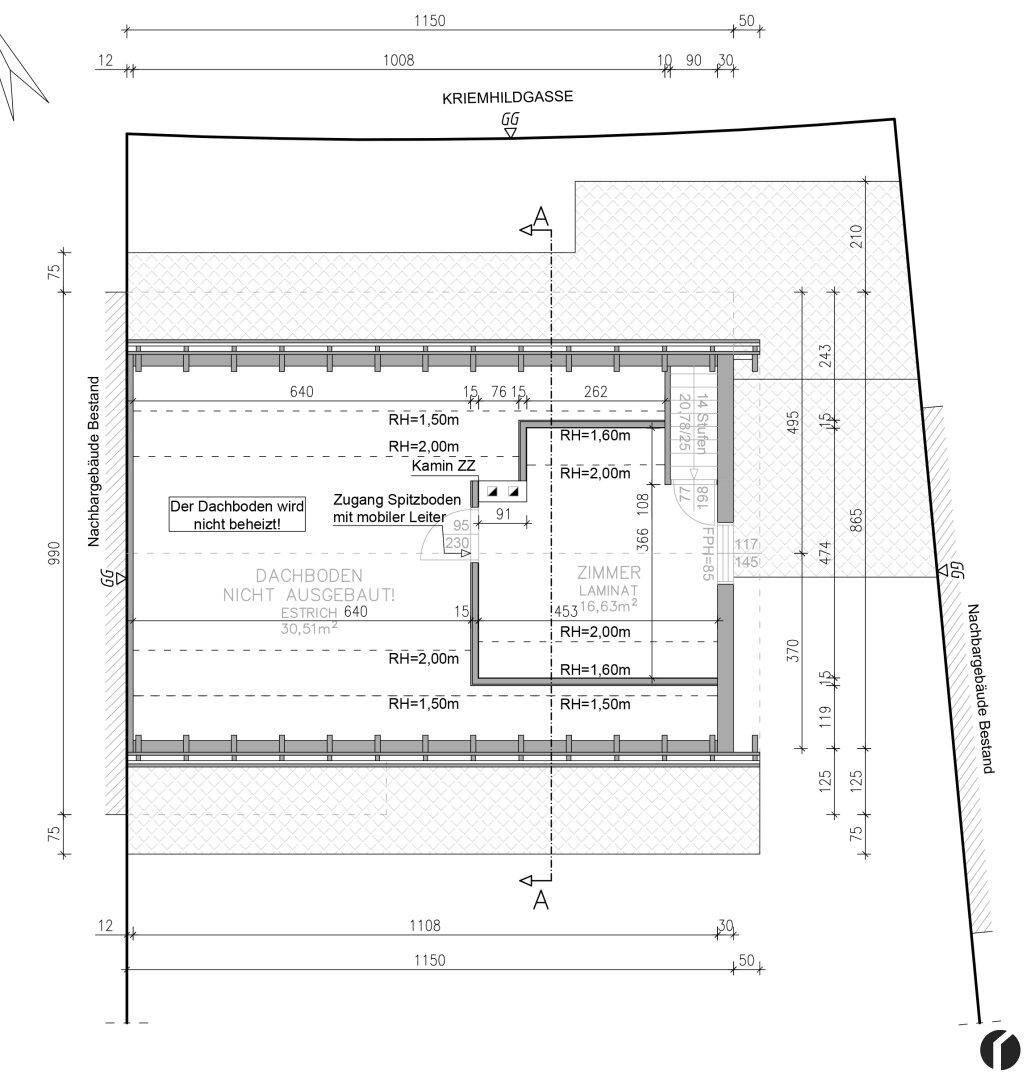 Grundriss des Dachbodens mit Schrägen und der Position eines Kamins.