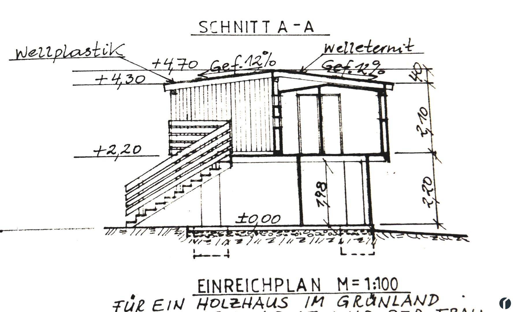 Handgezeichneter Schnittplan des Holzhauses mit Außentreppe und Dachneigung.