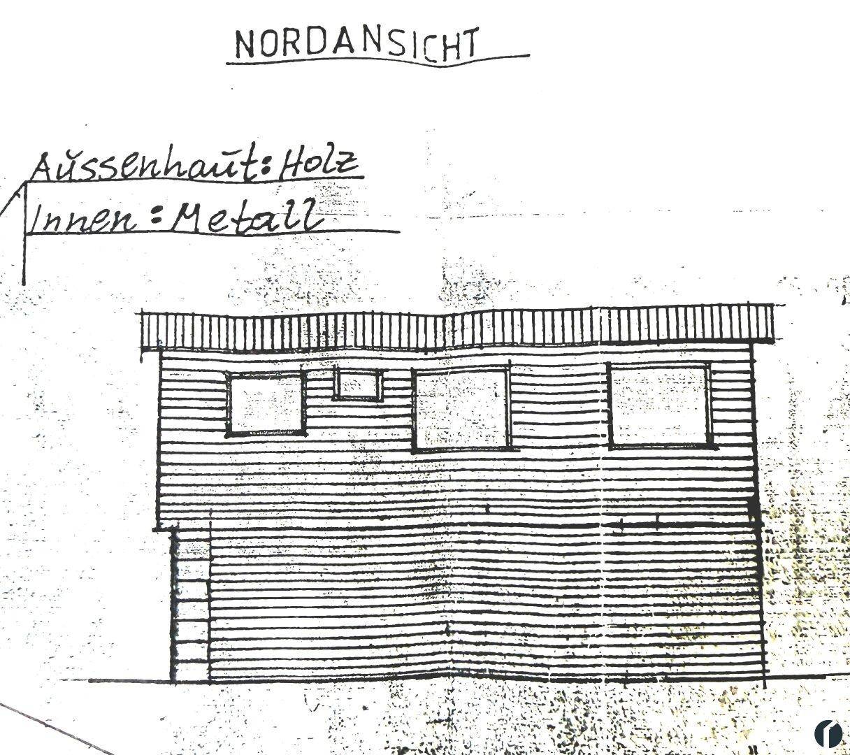 Handgezeichnete Nordansicht des Gebäudes mit Holzfassade und mehreren Fenstern.