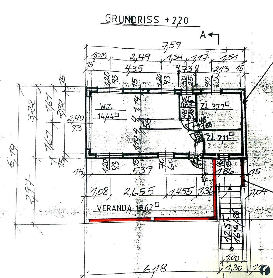 Handgezeichneter Grundriss des Obergeschosses mit Wohnzimmer, WC und Balkonzugang.