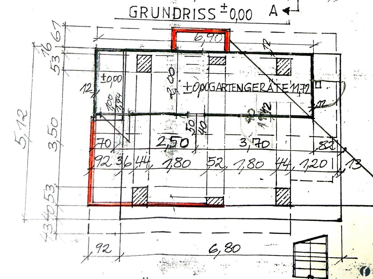 Handgezeichneter Grundriss des Erdgeschosses mit Gartenbereich und Abstellraum.