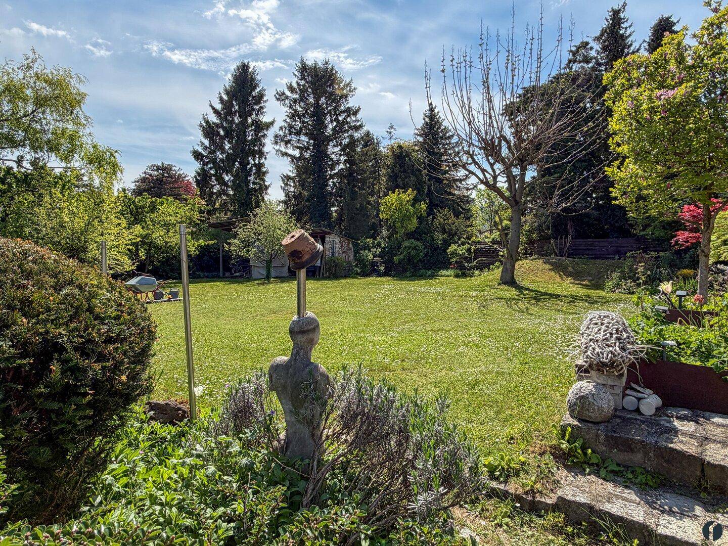 Großer, gepflegter Garten mit weitläufiger Rasenfläche und altem Baumbestand.