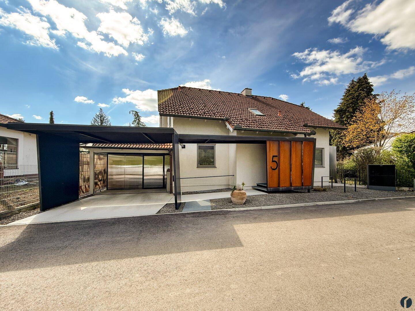 Großzügiges Familienhaus auf 1.449 m² Doppelgrundstück in beliebter Wohnlage - Ansicht 2