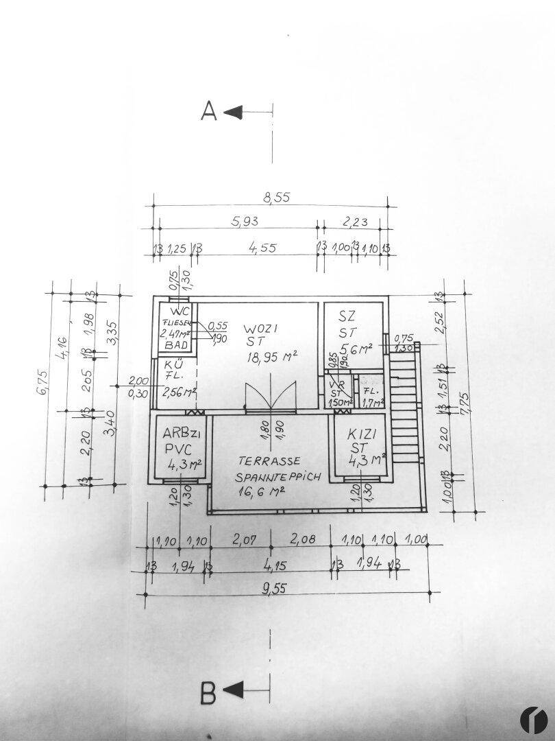 Grundriss des Hauptgeschosses mit Raumaufteilung und Terrassenzugang.