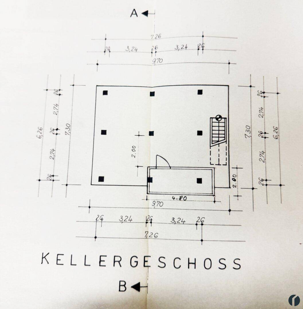 Grundriss des Kellergeschosses mit Treppenhaus und tragenden Säulen.