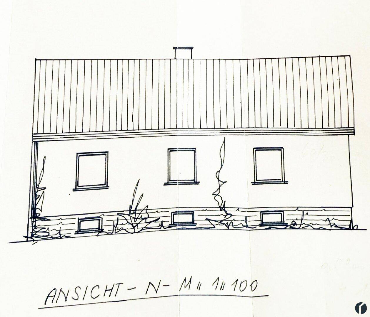 Handgezeichnete Ansicht der Nordseite des Hauses mit Fenstern und Dachform.