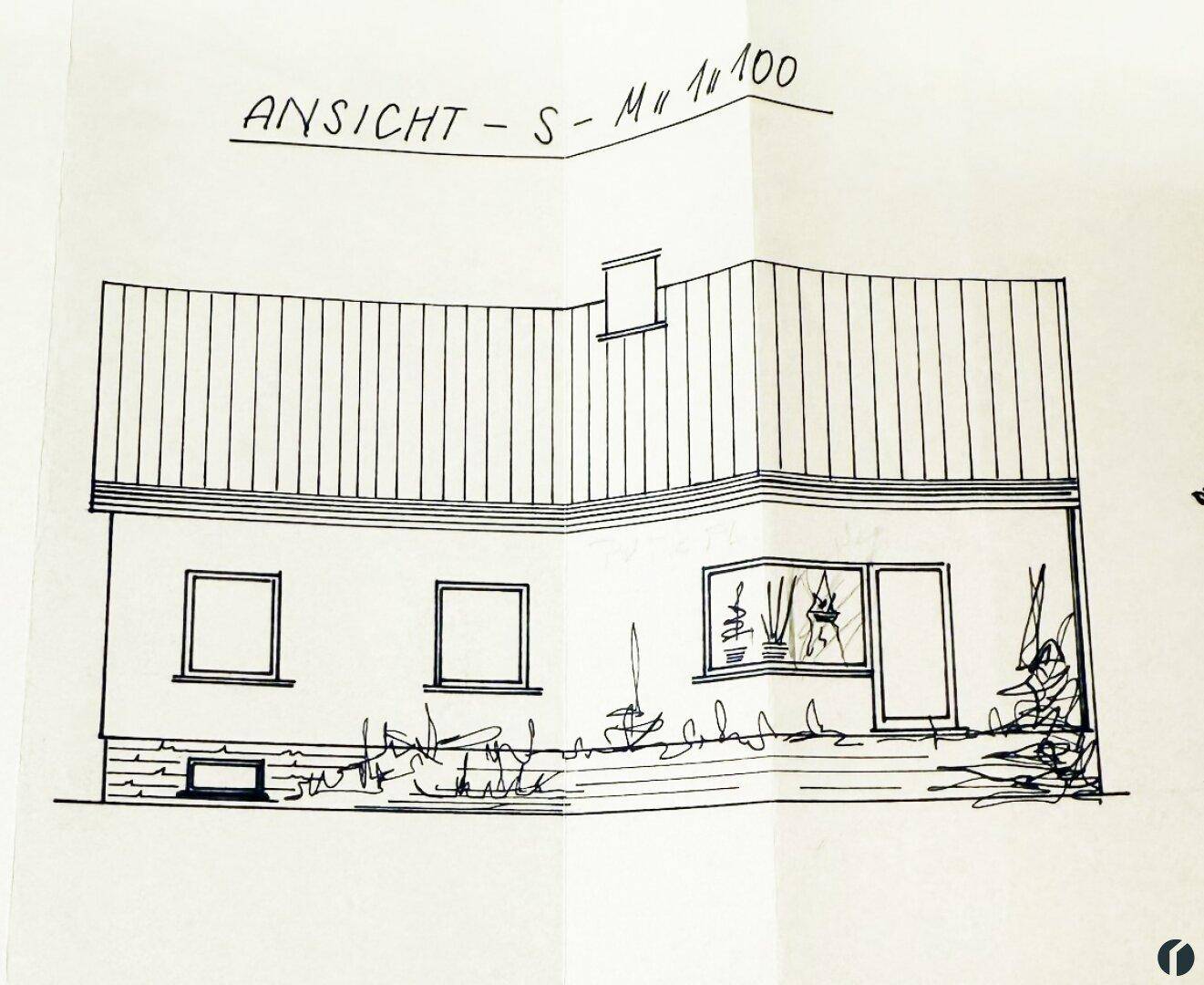 Handgezeichnete Ansicht der Südseite des Hauses mit Fenstern und Dachform.