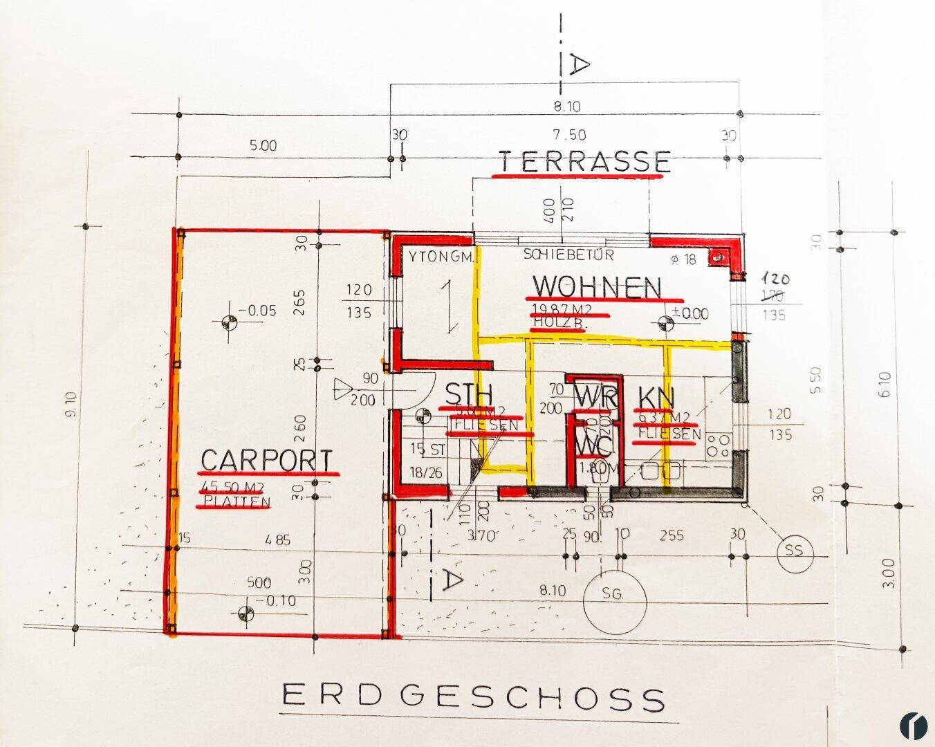 Grundriss des Erdgeschosses mit Wohnbereich, Terrasse und Carport.