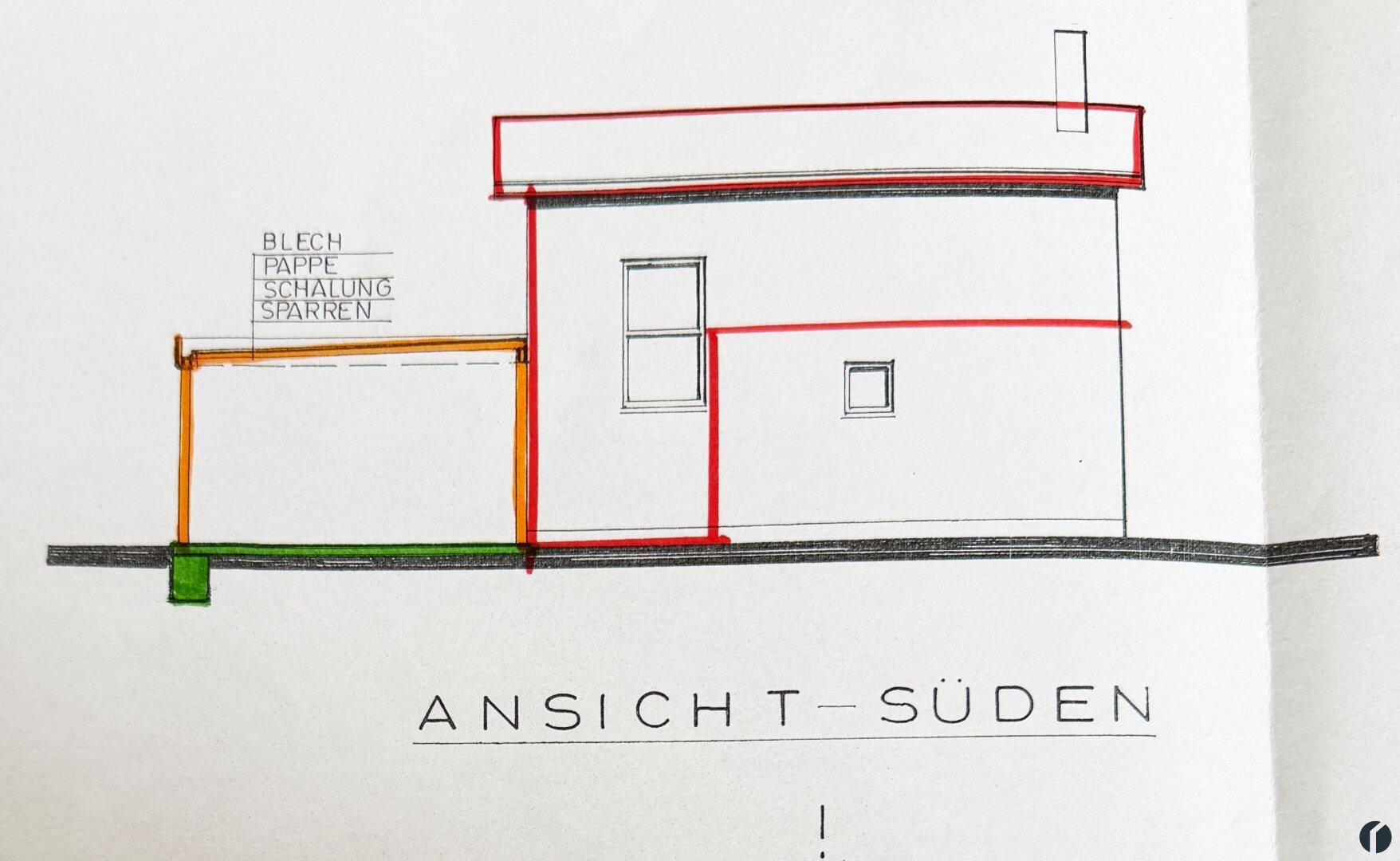 Südansicht des Hauses mit Fenster und Carport-Anbau.