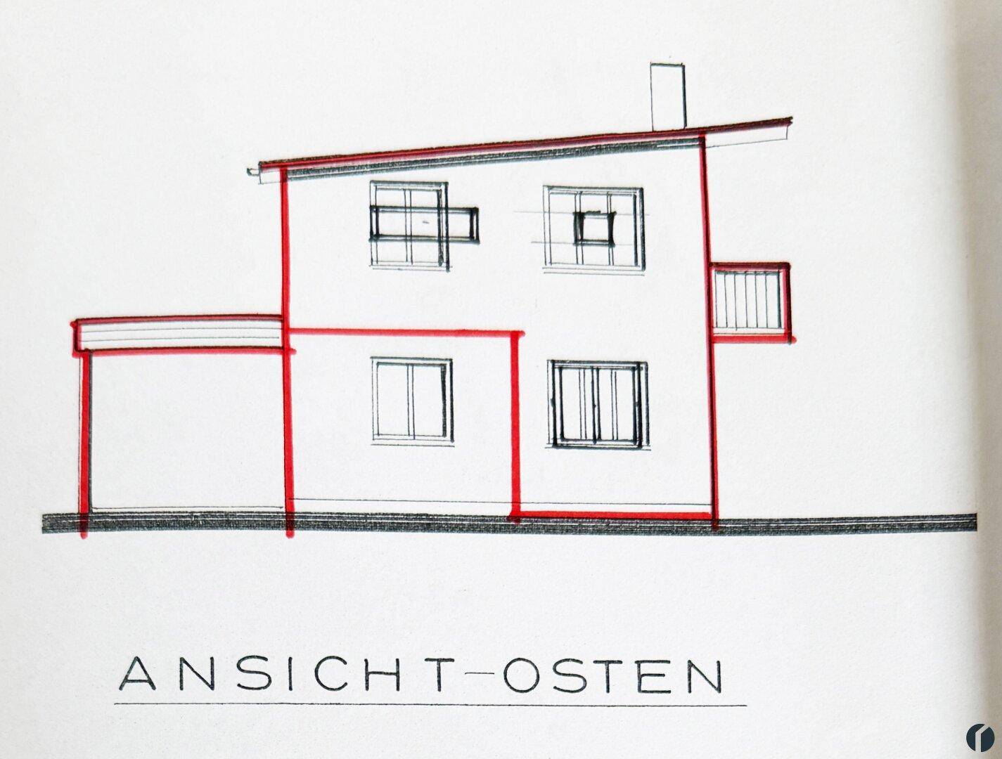 Ostansicht des Hauses mit Fenstern und seitlichem Anbau.