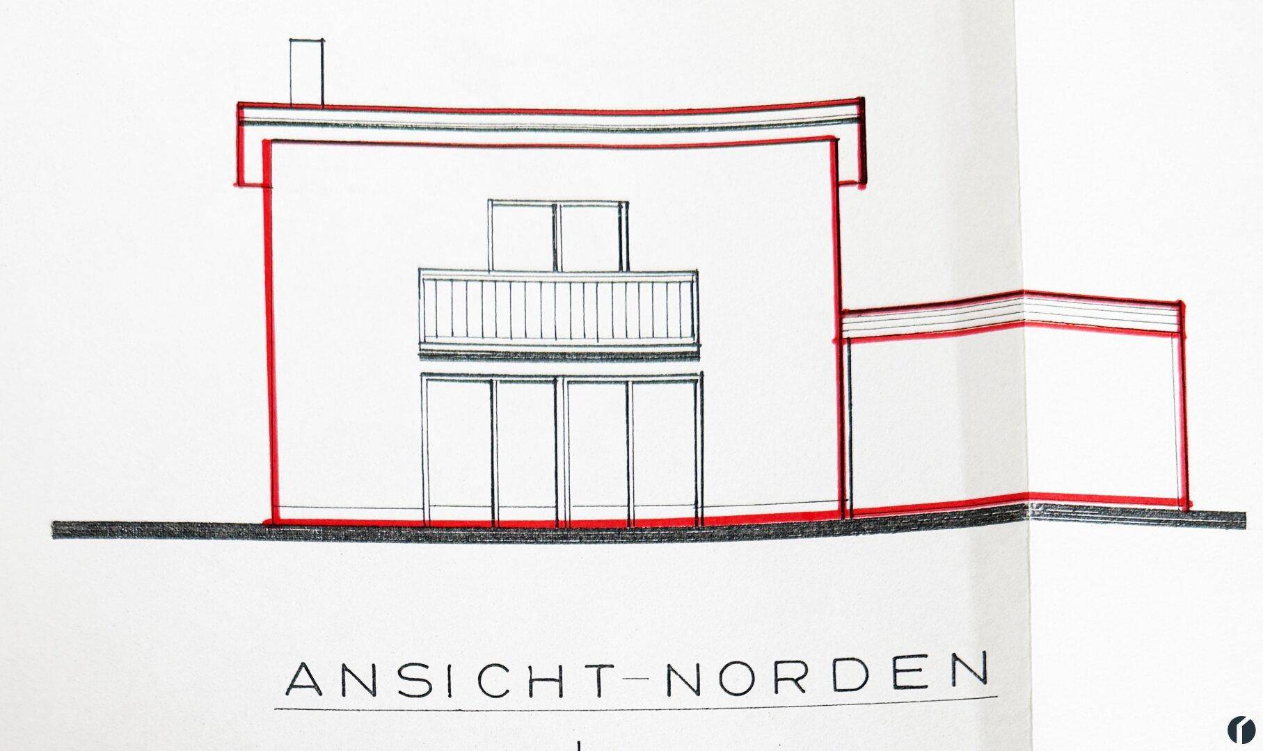 Nordansicht des Hauses mit Balkon und großen Fenstern.