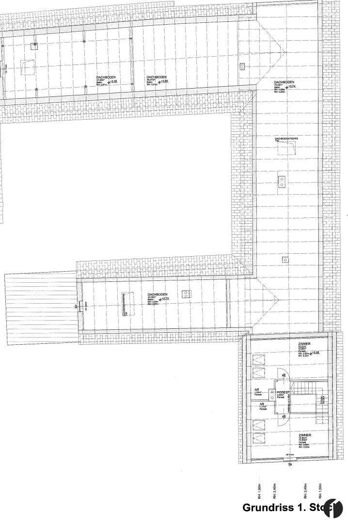 Grundriss des ersten Obergeschosses mit Dachschrägen und Zimmern.