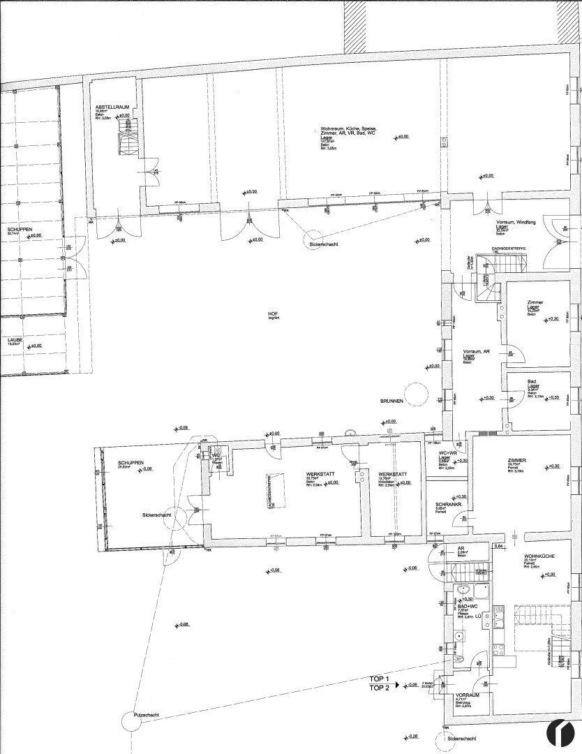 Grundriss des Erdgeschosses mit verschiedenen Räumen und Hofbereich.