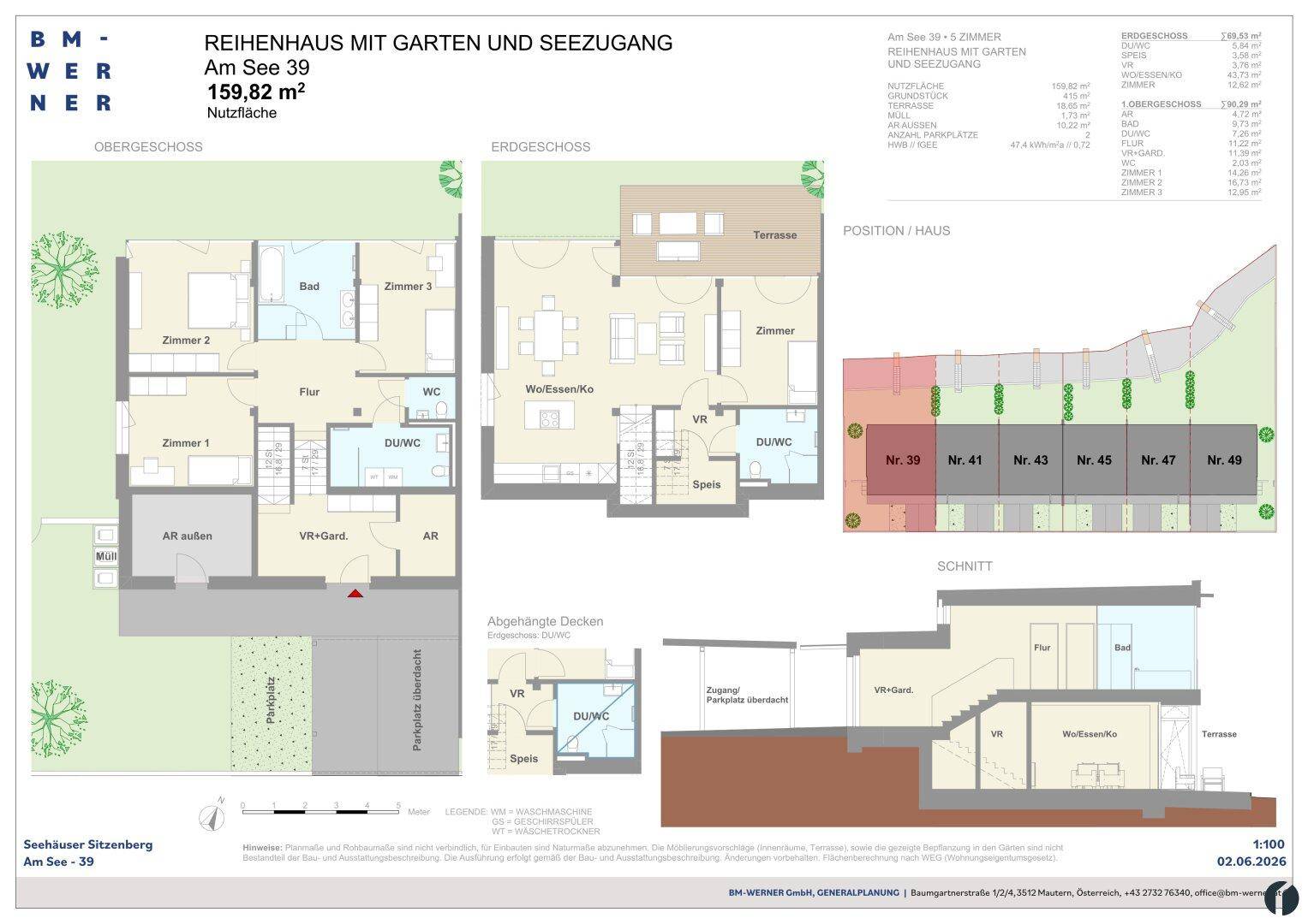 Detaillierter Grundriss eines Reihenhauses mit offenem Wohn-Essbereich, drei Schlafzimmern, Terrasse und Garten. Ein überdachter Parkplatz ist ebenfalls eingezeichnet.