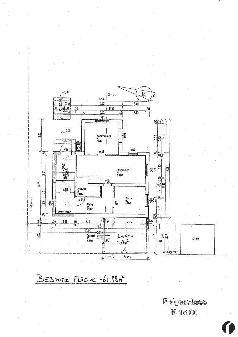 Grundriss des Erdgeschosses mit Wohnzimmer, Küche und weiteren Räumen.