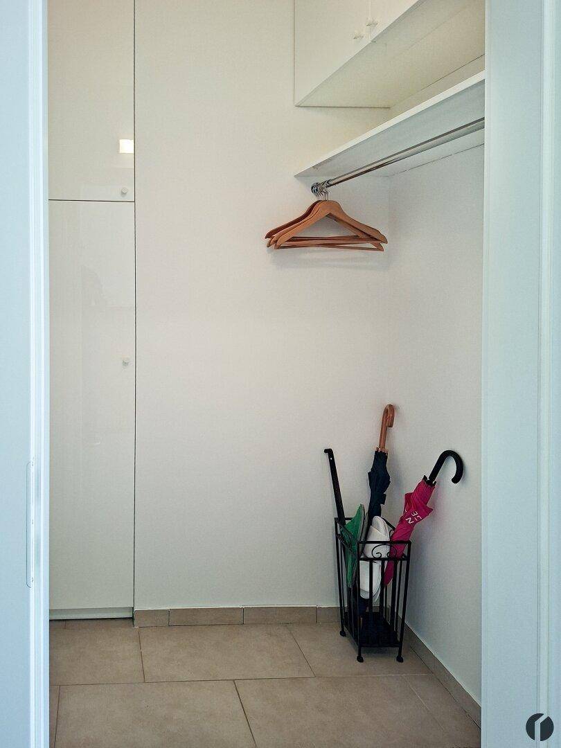 Praktischer Abstellraum mit Regalen und Platz für Garderobe.