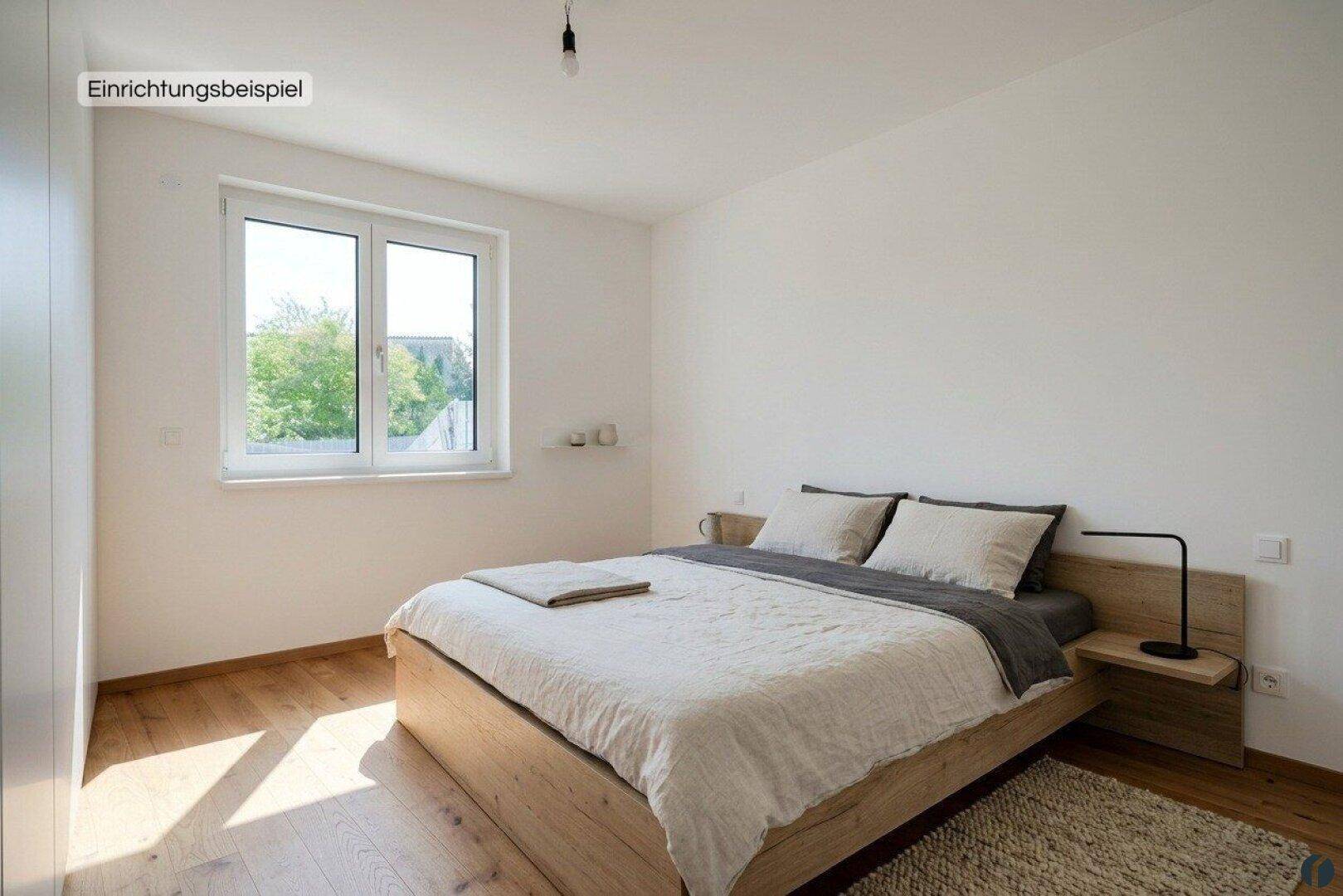 Gemütliches Schlafzimmer mit Holzbett, Parkettboden und großem Fenster für viel Tageslicht.
