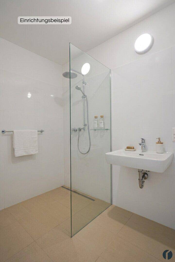Modernes Badezimmer mit ebenerdiger Dusche, Glaswand und Wandwaschbecken.