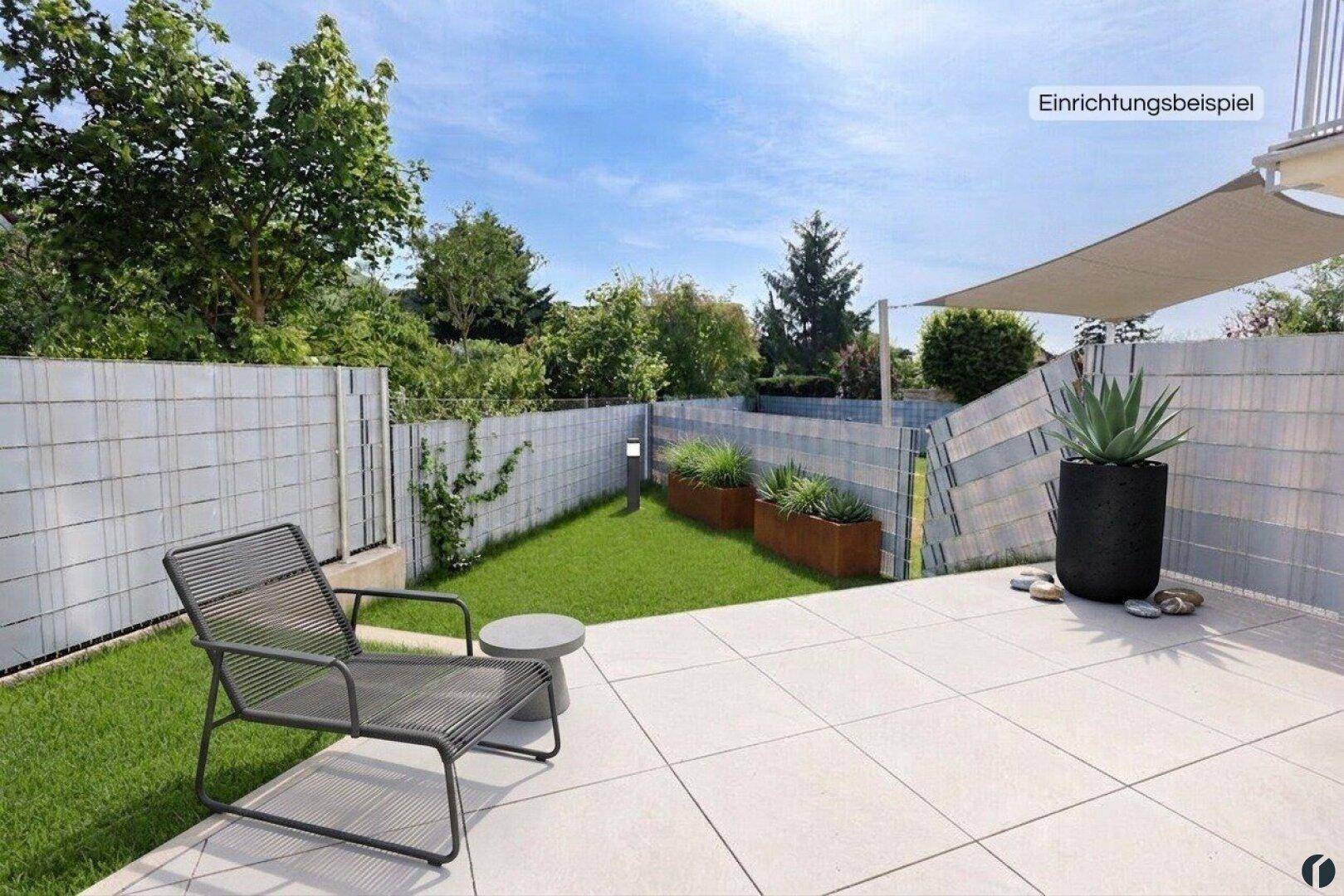 Sonniger Terrassenbereich mit Sitzgelegenheiten, umgeben von einem kleinen Garten und Pflanzen.