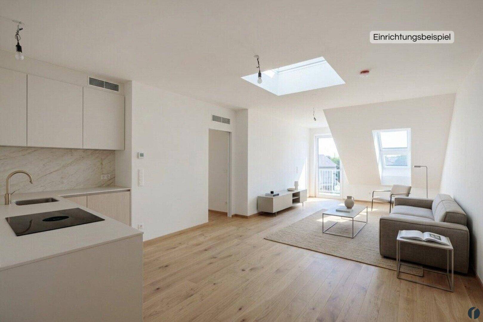 Heller offener Wohnbereich mit moderner Küchenzeile, Holzboden und Dachfenster.