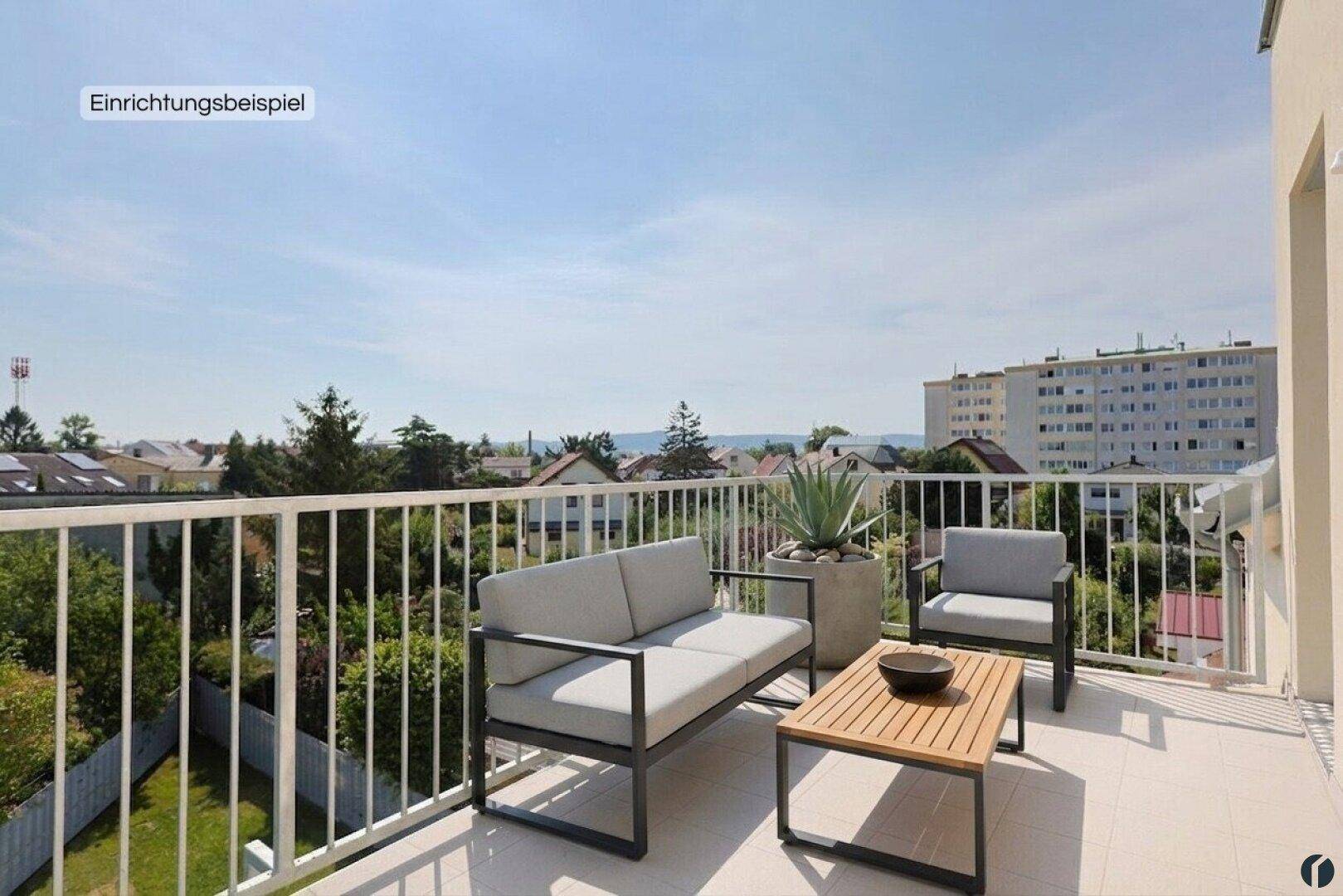 Möblierter Balkon mit modernen Outdoor-Möbeln und weitem Blick über die Umgebung.