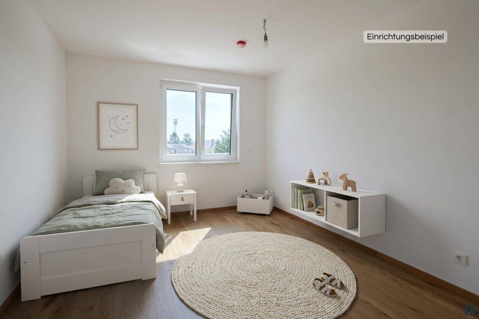 Helles Kinderzimmer mit Holzboden, weißem Bett und kindgerechter Dekoration.